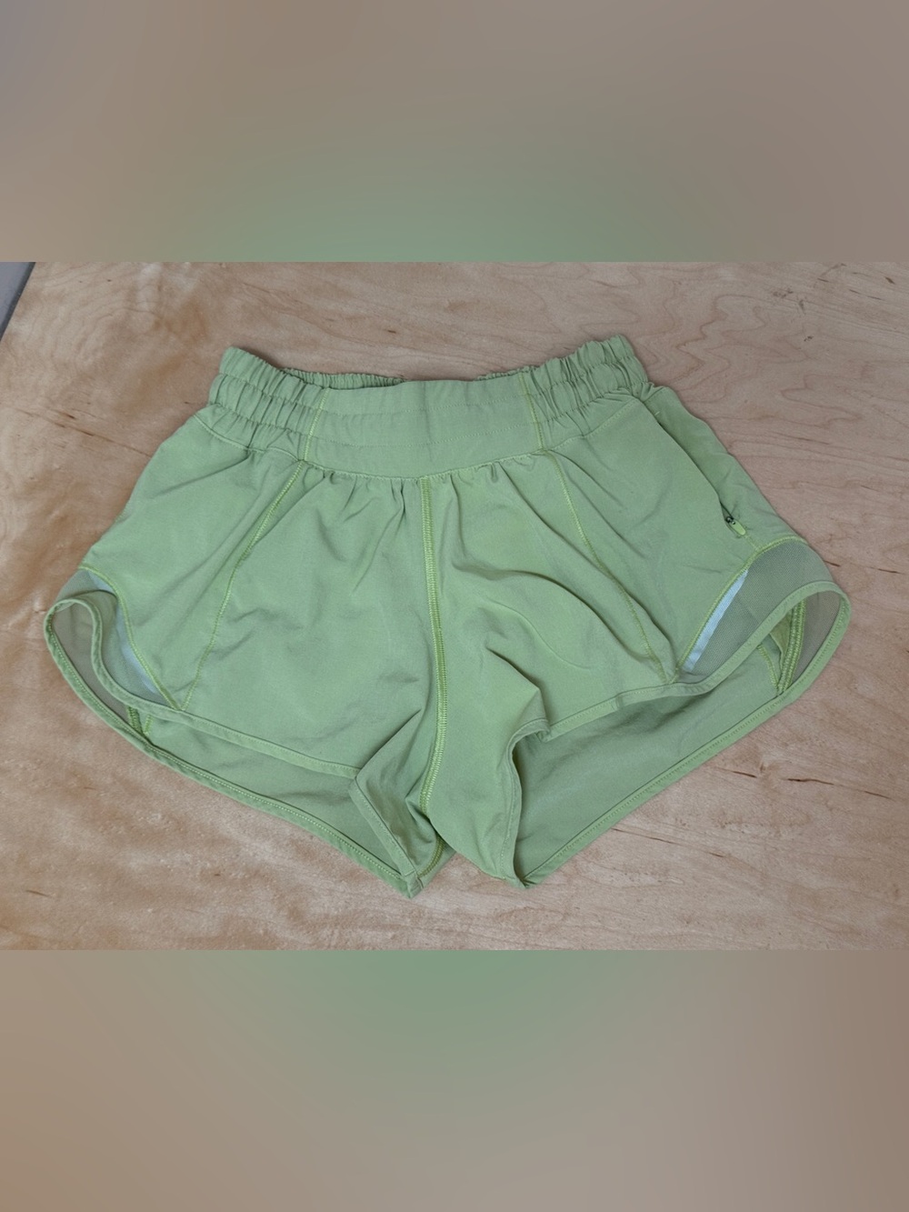 Lululemon size 2 Hotty Hot Shorts with built in liner 2.5 inch inseam EUC Green